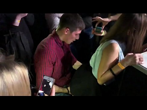 ❤️ Seks nyata di klub malam Rusia. Gadis Rusia berusia 18 tahun di anus dan vagina bercinta di klub malam ❌ Video anal di porno id.taxiporec.top